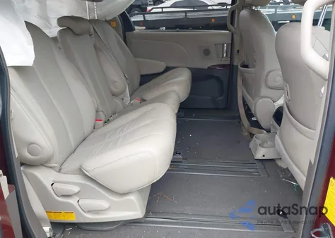 2011 Toyota Sienna Xle V6 z USA, uszkodzony, nr VIN 5TDYK3DC1BS007266